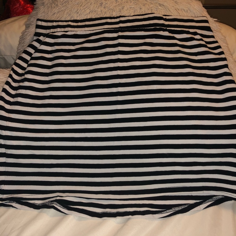 💥H&M black and white striped mini skirt🔥